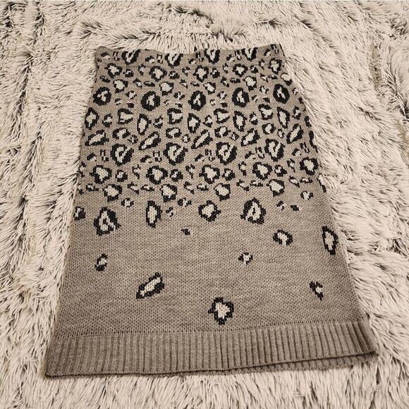 𝅺Express cheetah‎ leopard print stretch sweater skirt comfy size medium - Picture 3 of 8